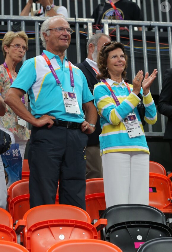 Le roi Carl XVI Gustaf de Suède et la reine Silvia lors de la finale de handball masculin France-Suède aux Jeux olympiques de Londres le 12 août 2012.