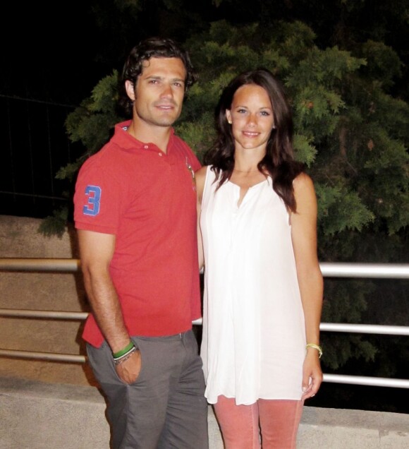 Le prince Carl Philip de Suède et sa compagne Sofia Hellqvist sur la Côte d'Azur le 13 août 2012 au lendemain de l'agression dont le prince a été victime à la sortie du club Baoli, à Cannes.