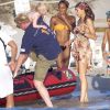 Boris Becker porte son petit Amadeus pour l'installer sur le bateau aux côtés de sa femme Lilly Kerssenberg en vacances en famille à Formentera le 13 août 2012