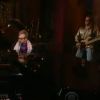 Bob Birch accompagne à la basse Elton John sur le titre Hey Ahab, sur le plateau du Late Show de David Letterman, sur CBS, février 2011.