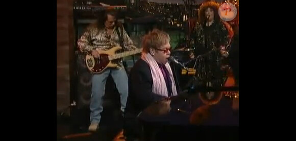 Bob Birch accompagne à la basse Elton John et Leon Russell sur le plateau du Late Show de David Letterman, sur CBS, février 2011.