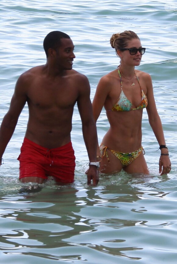 Doutzen Kroes profite de son mari Sunnery James sur une belle plage de Miami beach. Le 16 août 2012