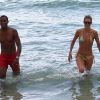 Doutzen Kroes profite de son mari Sunnery James sur une belle plage de Miami beach. Le 16 août 2012