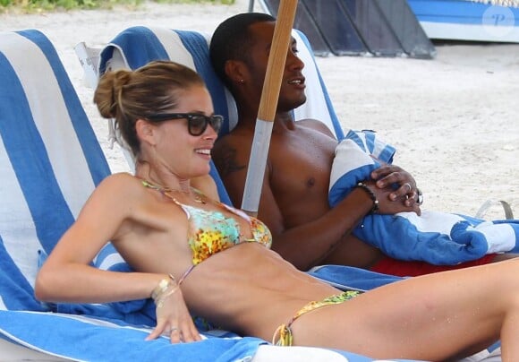 Doutzen Kroes et son mari Sunnery James passent leur vacances à Miami et profitent de la plage en toute tranquillité. Le 16 août 2012