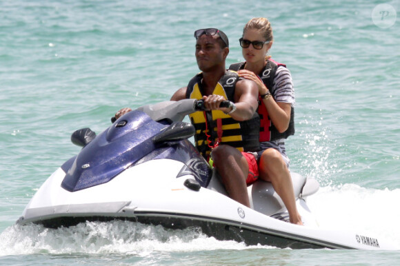 Doutzen Kroes et son époux Sunnery James passent de doux moments dans les eaux chaudes de Miami. Le 16 août 2012