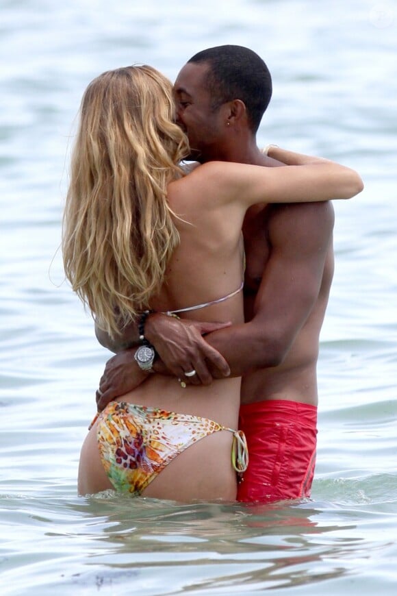 Doutzen Kroes et son époux Sunnery James passent de doux moments dans les eaux chaudes de Miami. Le 16 août 2012