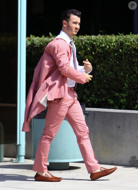 Kevin Jonas à Los Angeles le 16 août 2012 dans un seyant costume rose.
