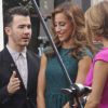 Kevin Jonas et sa femme Danielle accueillis par Maria Menounos à The Grove, à Los Angeles, le 16 août 2012, pour promouvoir l'émission de télé réalité Married to Jonas dédiée à leur union et leur vie de couple ainsi qu'à la reformation des Jonas Brothers.