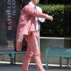 Kevin Jonas à Los Angeles le 16 août 2012 dans un seyant costume rose.
