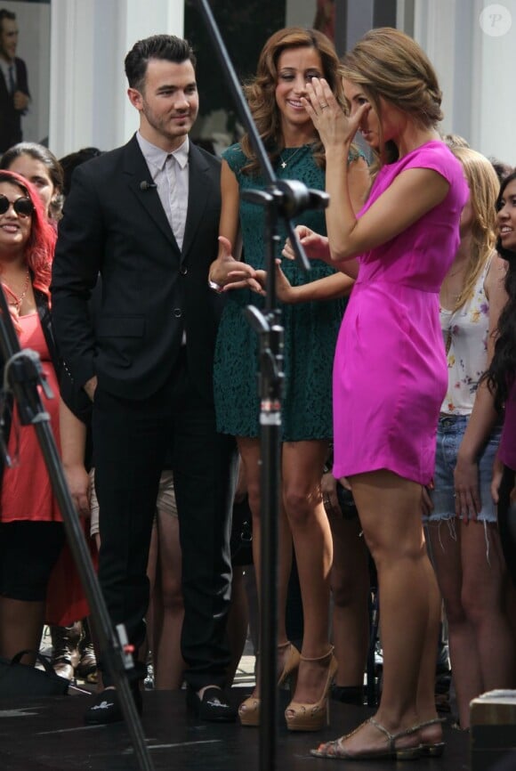 Kevin Jonas et sa femme Danielle accueillis par Maria Menounos à The Grove, à Los Angeles, le 16 août 2012, pour promouvoir l'émission de télé réalité Married to Jonas dédiée à leur union et leur vie de couple ainsi qu'à la reformation des Jonas Brothers.