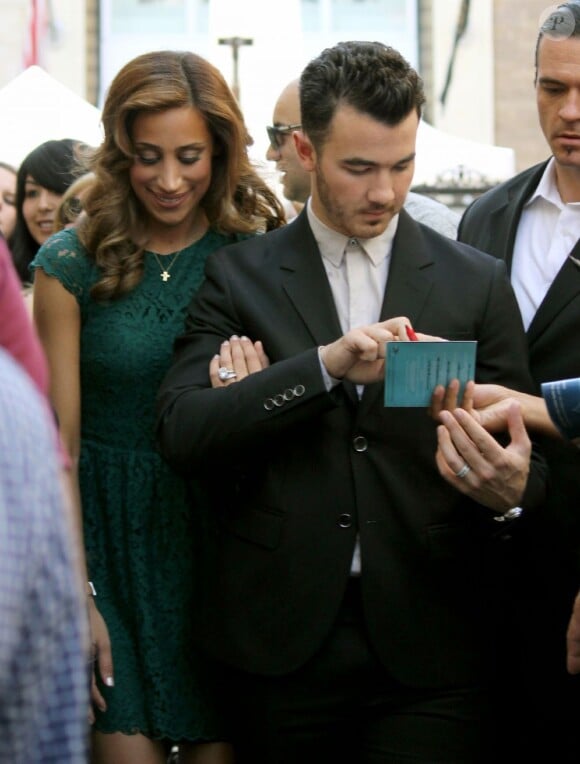 Kevin Jonas et sa femme Danielle à The Grove, à Los Angeles, le 16 août 2012, pour promouvoir l'émission de télé réalité Married to Jonas dédiée à leur union et leur vie de couple ainsi qu'à la reformation des Jonas Brothers.