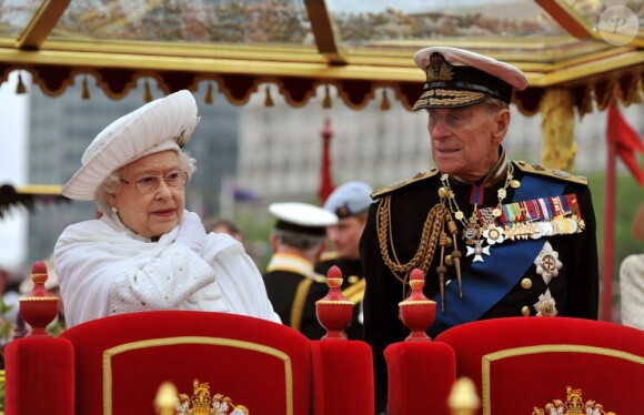Le prince Philip, époux d'Elizabeth II, hospitalisé le 15 août 2012 à Aberdeen en raison d'une rechute de son infection urinaire de juin, se repose et réagit bien au traitement.