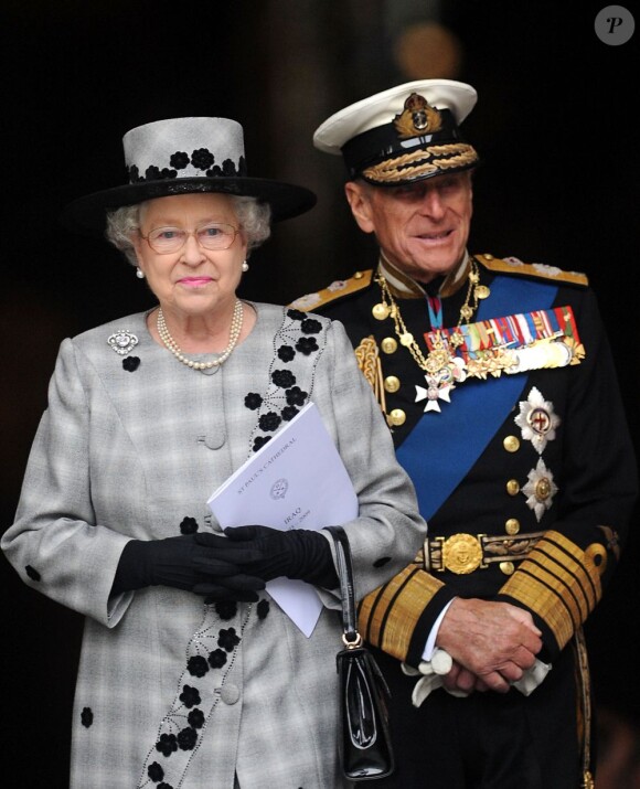 Le prince Philip, époux d'Elizabeth II, hospitalisé le 15 août 2012 à Aberdeen en raison d'une rechute de son infection urinaire de juin, se repose et réagit bien au traitement.
