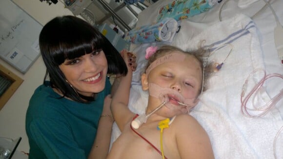 Jessie J au chevet de la jeune Tyla Hart, 6 ans, en avril 2012, au Great Ormond Street Hospital.