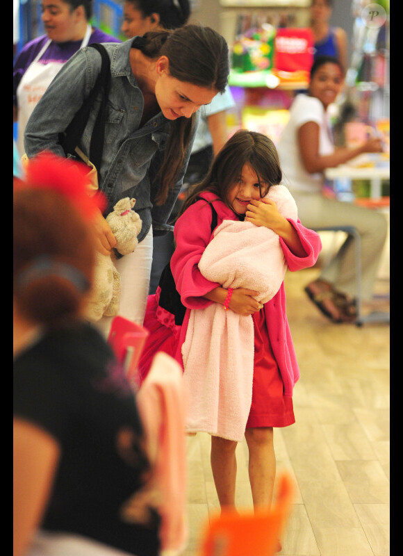 Katie Holmes et sa fille Suri font du shopping dans les rues de New York, le 20 août 2012