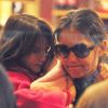 Katie Holmes et sa fille Suri font du shopping dans les rues de New York, le 20 août 2012 - Suri ne quitte pas les bras de sa maman