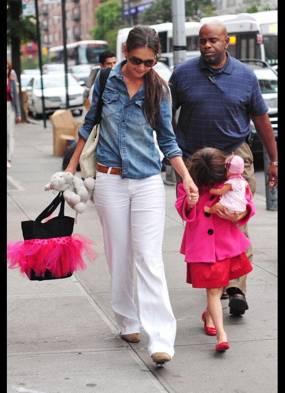 Katie Holmes et sa fille Suri font du shopping dans les rues de New York, le 20 août 2012 - La petite fille est tout de rose vêtue