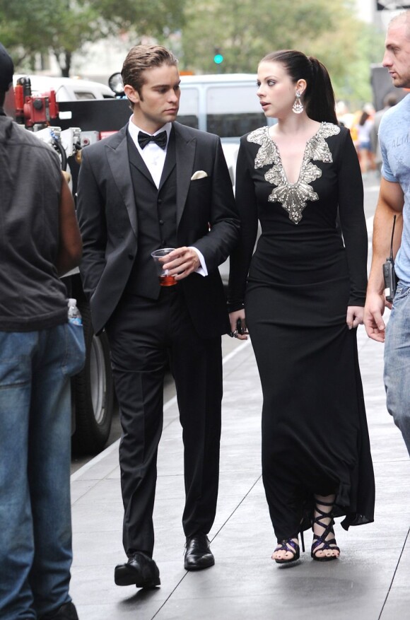 Chace Crawford et Michelle Tratchenberg se saluent avant de tourner une scène de Gossip Girl à New York le 21 août 2012