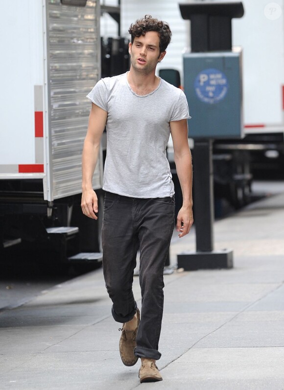 Penn Badgley arrive sur le plateau de tournage de Hunger Game en plein coeur de New York le 21/08/2012