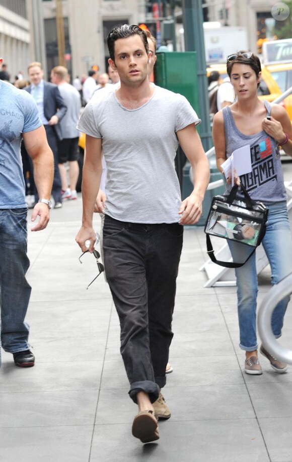 Penn Badgley arrive sur le plateau de tournage de Hunger Game en plein coeur de New York le 21/08/2012