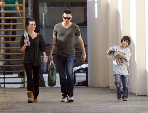 Brian Austin Green avec sa femme Megan Fox et son fils Kassius en 2010 à Los Angeles