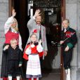  Haakon, Mette-Marit, Sverre, Ingrid et Marius lors de la Fête nationale de Norvège, en mai 2012. 
 Marius Borg, le fils de 15 ans de la princesse Mette-Marit de Norvège, a été prié d'arrêter de publier des photos personnelles sur Internet, notamment via Instagram, pour des raisons de sécurité. 