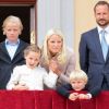 Marius Borg et la famille royale en mai 2012 lors des célébrations du 75e anniversaire du roi Harald V et de la reine Sonja.
Marius Borg, le fils de 15 ans de la princesse Mette-Marit de Norvège, a été prié d'arrêter de publier des photos personnelles sur Internet, notamment via Instagram, pour des raisons de sécurité.