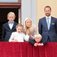  Marius Borg et la famille royale en mai 2012 lors des célébrations du 75e anniversaire du roi Harald V et de la reine Sonja. 
 Marius Borg, le fils de 15 ans de la princesse Mette-Marit de Norvège, a été prié d'arrêter de publier des photos personnelles sur Internet, notamment via Instagram, pour des raisons de sécurité. 