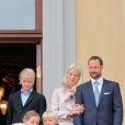  Marius Borg et la famille royale en mai 2012 lors des célébrations du 75e anniversaire du roi Harald V et de la reine Sonja. 
 Marius Borg, le fils de 15 ans de la princesse Mette-Marit de Norvège, a été prié d'arrêter de publier des photos personnelles sur Internet, notamment via Instagram, pour des raisons de sécurité. 