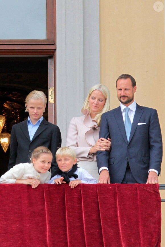Marius Borg et la famille royale en mai 2012 lors des célébrations du 75e anniversaire du roi Harald V et de la reine Sonja.
Marius Borg, le fils de 15 ans de la princesse Mette-Marit de Norvège, a été prié d'arrêter de publier des photos personnelles sur Internet, notamment via Instagram, pour des raisons de sécurité.