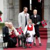 Haakon, Mette-Marit, Sverre, Ingrid et Marius lors de la Fête nationale de Norvège, en mai 2012.
Marius Borg, le fils de 15 ans de la princesse Mette-Marit de Norvège, a été prié d'arrêter de publier des photos personnelles sur Internet, notamment via Instagram, pour des raisons de sécurité.