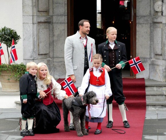 Haakon, Mette-Marit, Sverre, Ingrid et Marius lors de la Fête nationale de Norvège, en mai 2012.
Marius Borg, le fils de 15 ans de la princesse Mette-Marit de Norvège, a été prié d'arrêter de publier des photos personnelles sur Internet, notamment via Instagram, pour des raisons de sécurité.