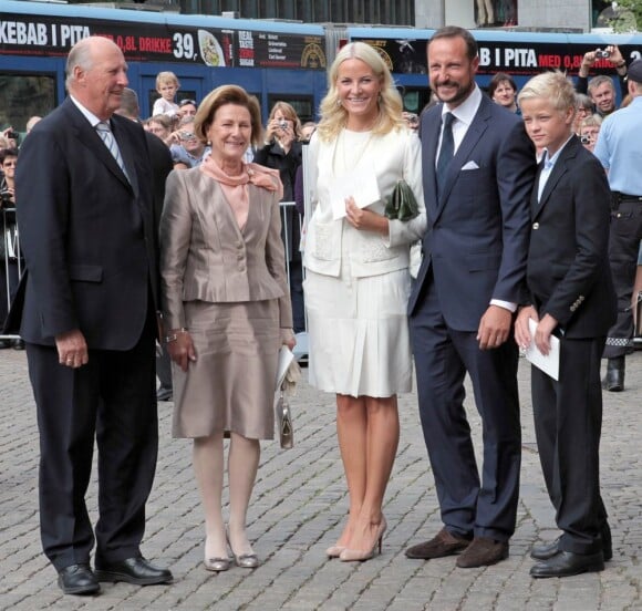 Marius Borg avec le couple royal et le couple héritier en août 2011.
Marius Borg, le fils de 15 ans de la princesse Mette-Marit de Norvège, a été prié d'arrêter de publier des photos personnelles sur Internet, notamment via Instagram, pour des raisons de sécurité.
