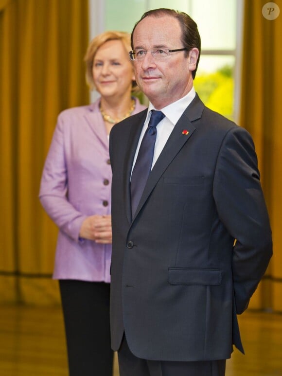 La statue de cire de François Hollande dévoilée ce 23 août 2012 dans le musée Madame Tussauds à Londres, non loin d'Angela Merkel