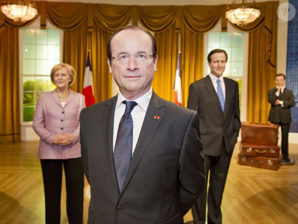 La statue de cire de François Hollande dévoilée ce 23 août 2012 dans le musée Madame Tussauds à Londres. Au loin au fond, on voit Nicolas Sarkozy