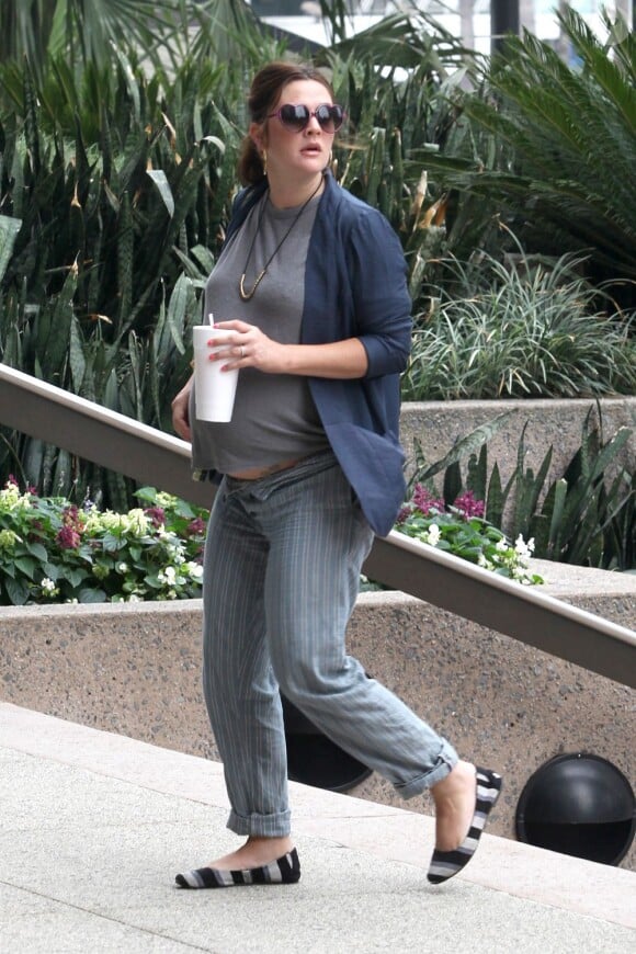Drew Barrymore, enceinte de son premier enfant, à Los Angeles le 23 août 2012.