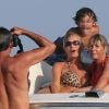 Marlène Mourreau, son fils Gabriel et des amis prennent la pause sur un bateau au large de Saint-Tropez le 22 août 2012