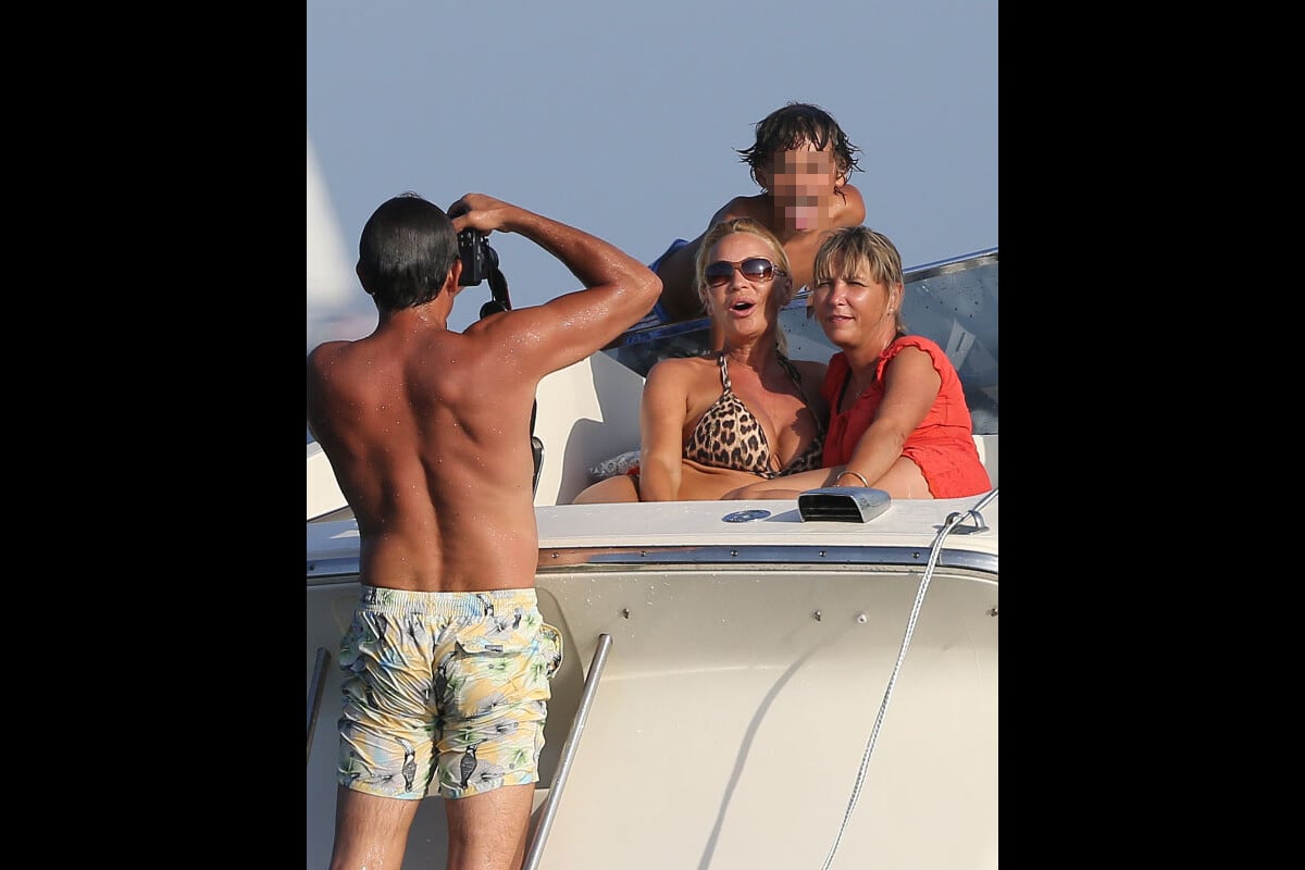 Photo : Marlène Mourreau, son fils Gabriel et des amis prennent la pause  sur un bateau au large de Saint-Tropez le 22 août 2012 - Purepeople