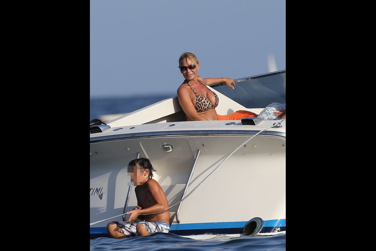 Photo : Marlène Mourreau surveille son fils Gabriel au large de  Saint-Tropez le 22 août 2012 - Purepeople