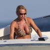 Marlène Mourreau, très "en formes" sur un bateau au large de Saint-Tropez le 22 août 2012