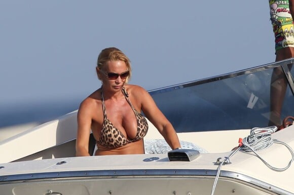 Marlène Mourreau, très "en formes" sur un bateau au large de Saint-Tropez le 22 août 2012