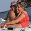 Marlène Mourreau et l'une de ses amies très complices sur un bateau au large de Saint-Tropez le 22 août 2012