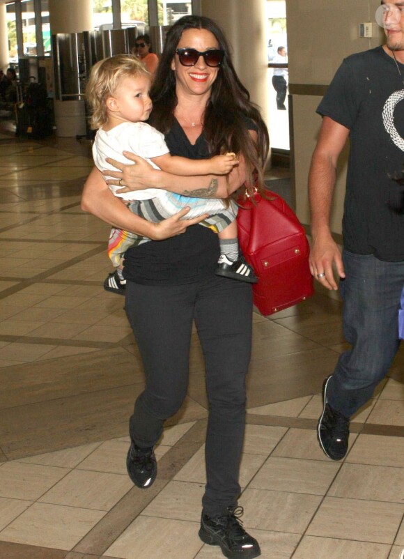 Alanis Morissette avec son compagnon et leur fils Ever à l'aéroport de Los Angeles, le 23 août 2012.