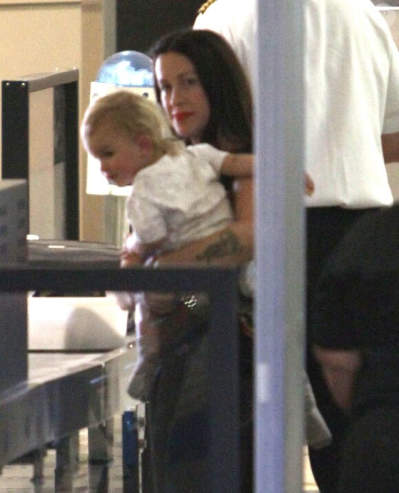 Alanis Morissette avec son compagnon et leur fils à l'aéroport de Los Angeles, le 23 août 2012.