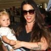 Alanis Morissette et son fils Ever à l'aéroport de Los Angeles, le 23 août 2012.