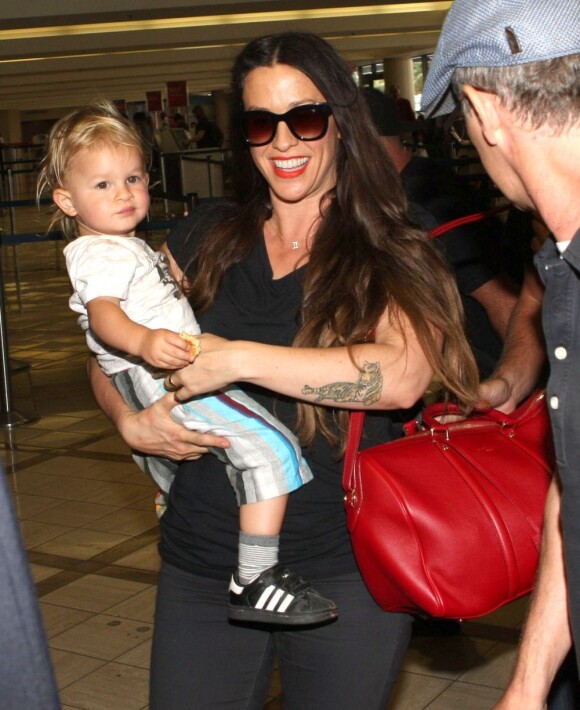 Alanis Morissette et son fils Ever à l'aéroport de Los Angeles, le 23 août 2012.
