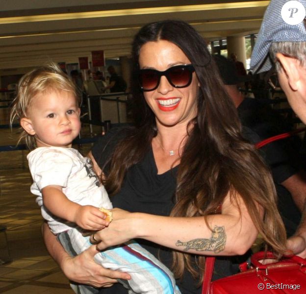 Alanis Morissette et son fils Ever à l'aéroport de Los Angeles, le 23 août 2012.
