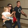 Alanis Morissette avec son compagnon et leur fils à l'aéroport de Los Angeles, le 23 août 2012.