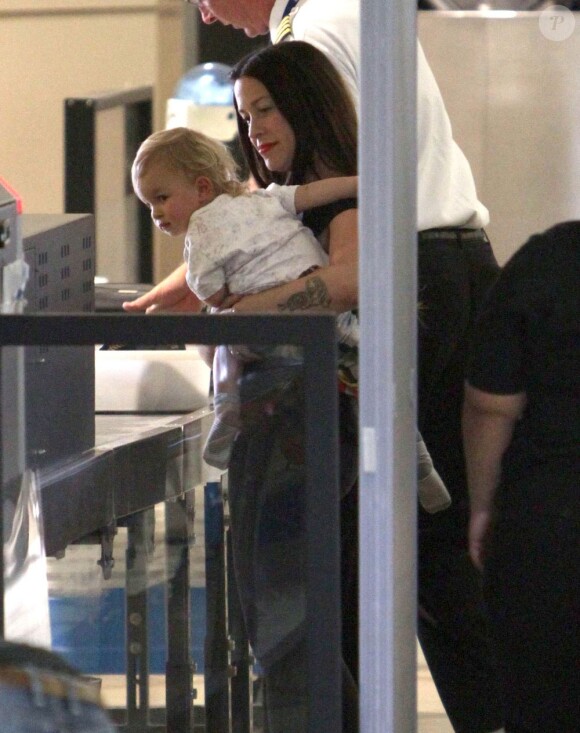 Alanis Morissette à l'aéroport de Los Angeles, le 23 août 2012.