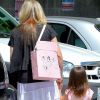 Sarah Michelle Gellar enceinte, se promène avec sa fille Charlotte, 2 ans et demi. Los Angeles le 25 août 2012.